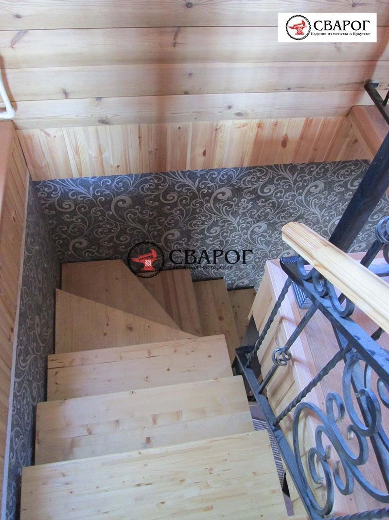 Металлическая лестница в дом с элементами ковки фото 3