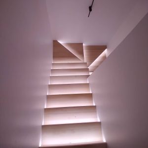 Деревянная лестница Сербия с подсветкой