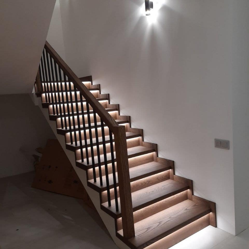 Двухмаршевая лестница Глазго с подсветкой