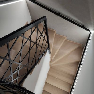 Поворотная Лестница Дуглас с металлическим ограждением
