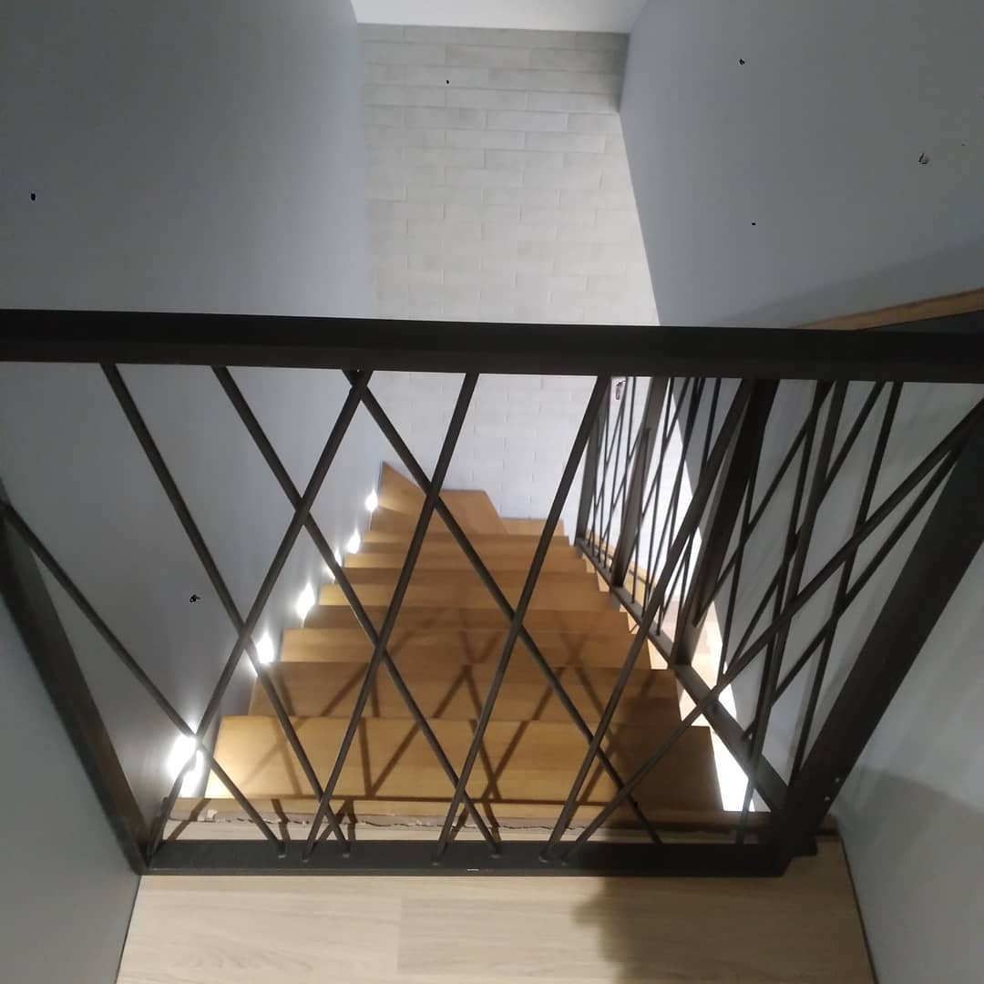 Поворотная лестница Баку с лофт перилами