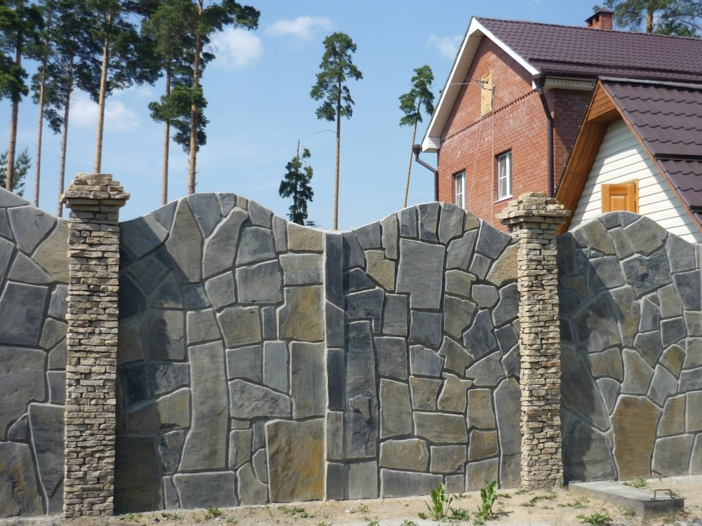 Декоративный забор из колотого камня
