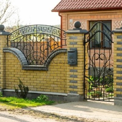Кирпичный забор с орнаментом и ковкой
