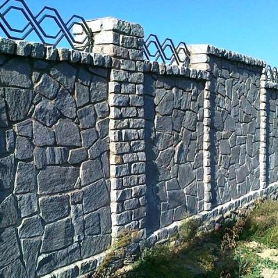 Сплошной забор из колотого камня