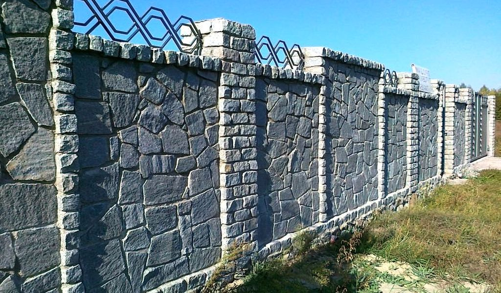 Сплошной забор из колотого камня