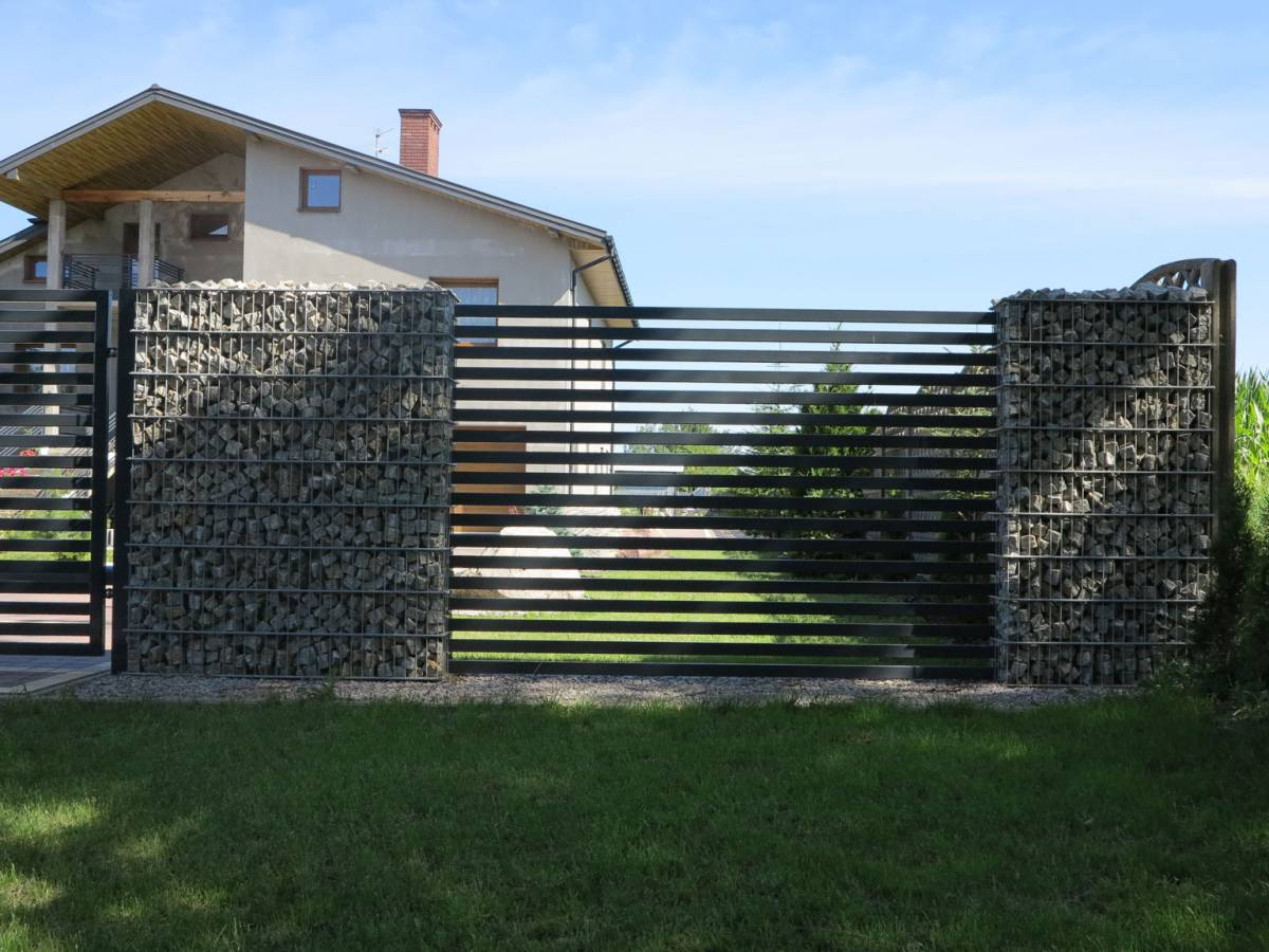 Забор с габионом и деревом