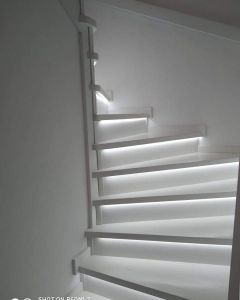 Белая деревянная лестница Рим с подсветкой фото2