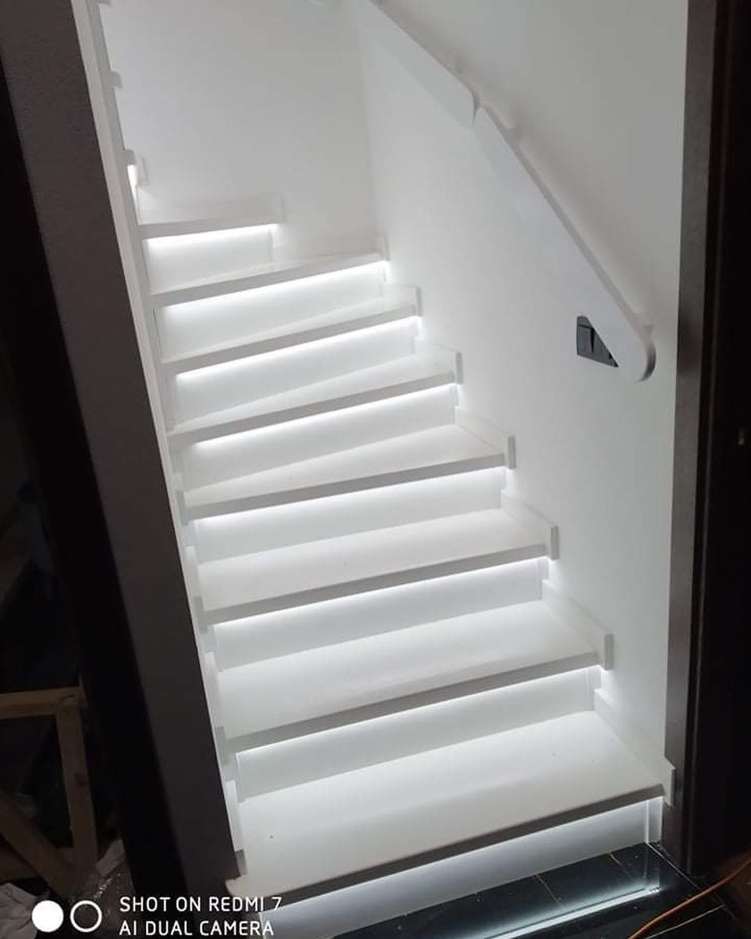 Белая деревянная лестница Рим с подсветкой фото3