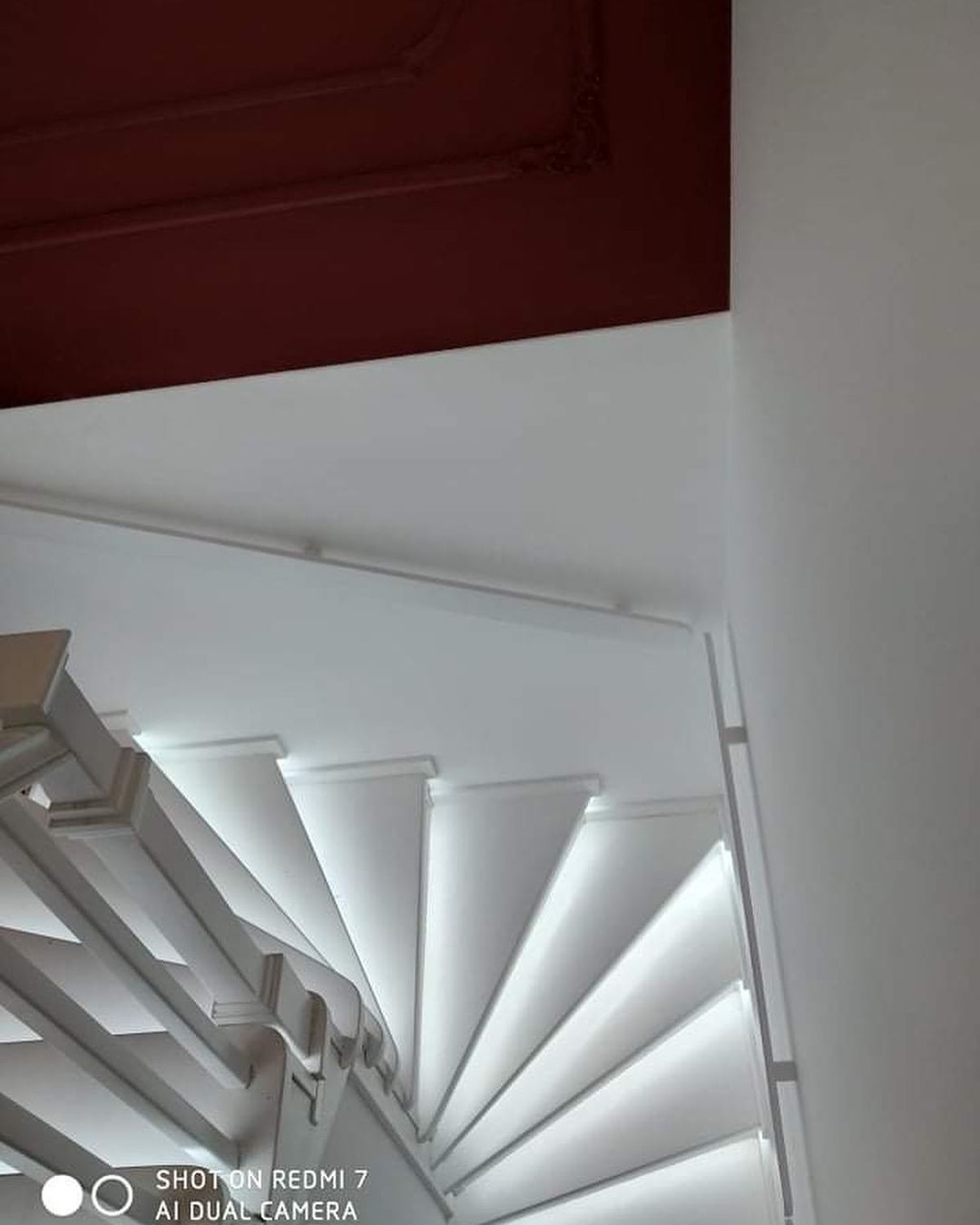 Белая деревянная лестница Рим с подсветкой фото4
