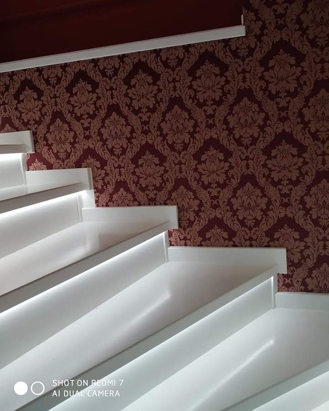 Белая деревянная лестница Рим с подсветкой фото5