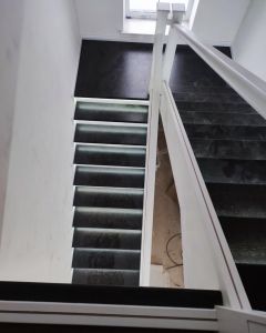 Белая лестница Дуглас с черными степенями фото4