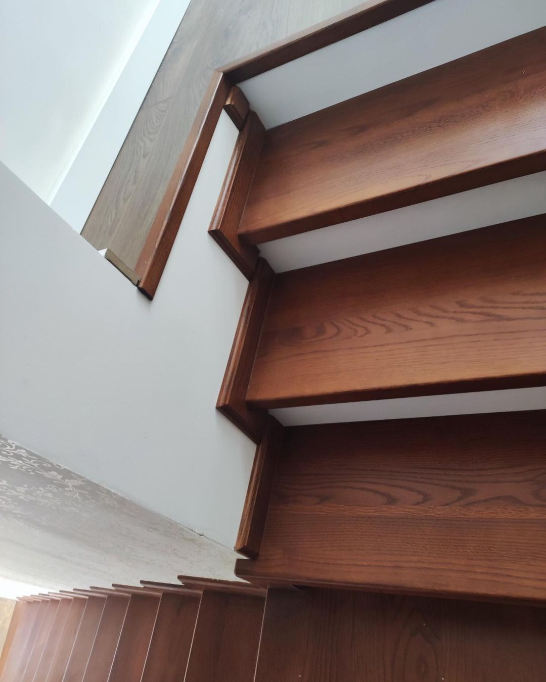 П-образная лестница Руан с деревянными перилами фото4