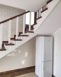 П-образная лестница Руан с деревянными перилами фото6